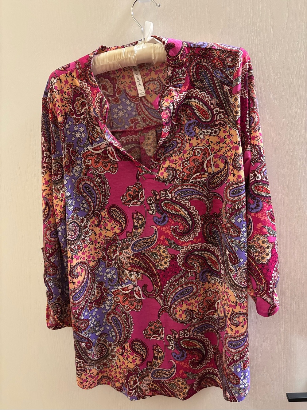 Dear Scarlett Womens Pink Paisley V-Neck Tunic Top. Medium